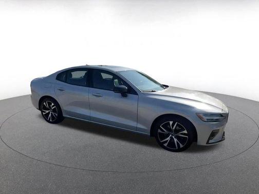 2024 Volvo S60 B5 Core Dark Theme