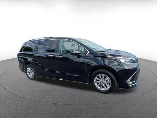 2024 Toyota Sienna XLE 8 Passenger