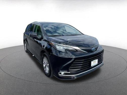 2024 Toyota Sienna XLE 8 Passenger