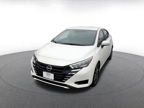 Aspen White Tricoat 2025 Nissan Versa 1.6 SV