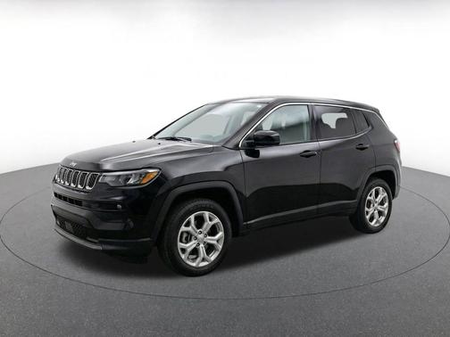 Diamond Black Crystal Pearlcoat 2025 Jeep Compass Latitude