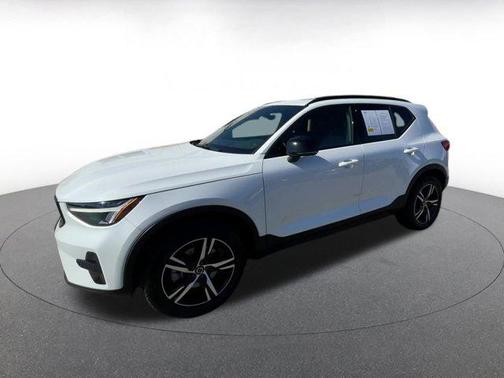 2024 Volvo XC40 CORE