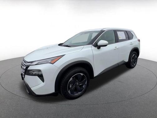 Everest White Pearl 2025 Nissan Rogue SV