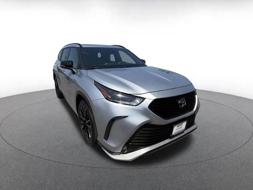 Celestial Silver Metallic 2025 Toyota Highlander LE