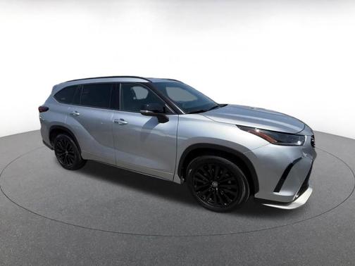 Celestial Silver Metallic 2025 Toyota Highlander LE