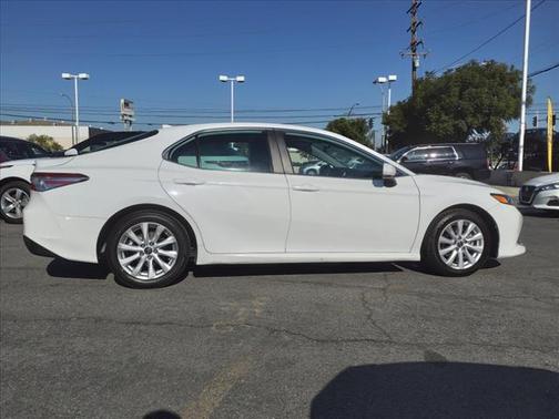 Photo 3 of 34 of 2019 Toyota Camry LE