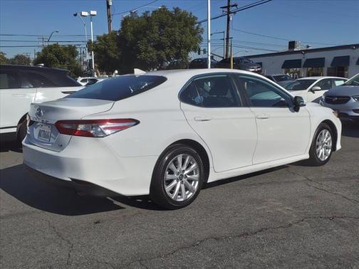 Photo 5 of 34 of 2019 Toyota Camry LE