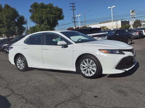 Photo 2 of 34 of 2019 Toyota Camry LE