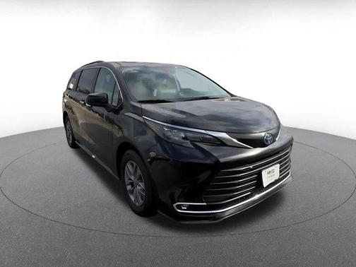 Midnight Black Metallic 2024 Toyota Sienna XLE
