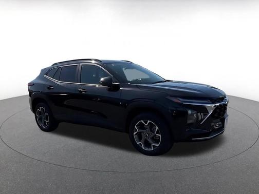 Mosaic Black Metallic 2025 Chevrolet Trax LT