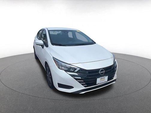Aspen White Tricoat 2025 Nissan Versa 1.6 SV