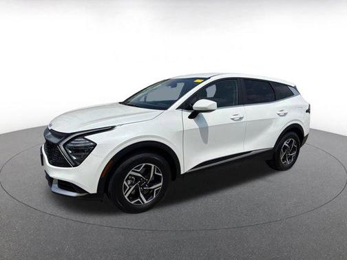 Snow White Pearl 2025 Kia Sportage LX