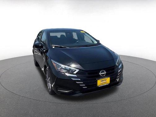 Super Black 2025 Nissan Versa 1.6 SV