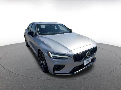 2024 Volvo S60 B5 Core Dark Theme