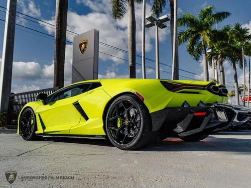 Verde Scandal Metallic 2025 Lamborghini Revuelto