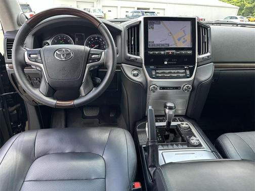 2017 Toyota Land Cruiser V8