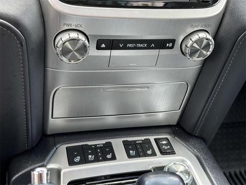 2017 Toyota Land Cruiser V8