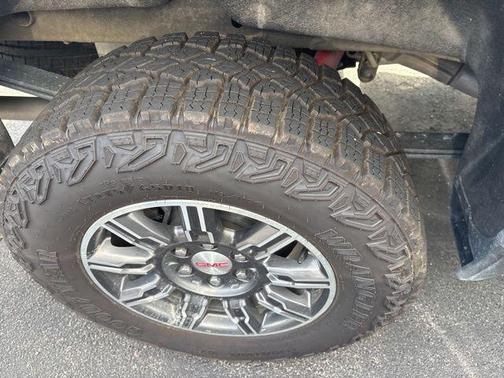 Summit White 2025 GMC Sierra 1500 AT4