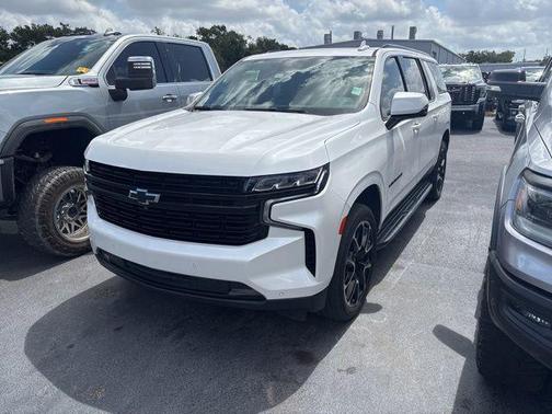 Iridescent Pearl Tricoat 2023 Chevrolet Suburban RST