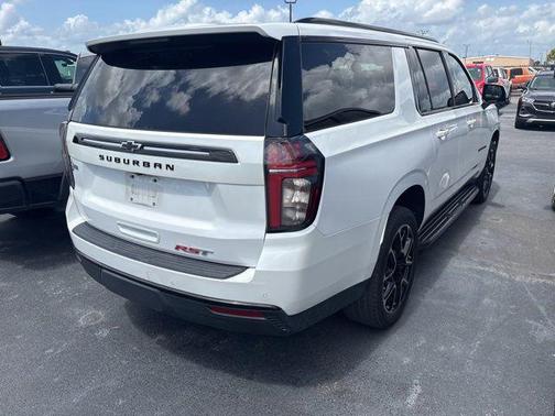 Iridescent Pearl Tricoat 2023 Chevrolet Suburban RST