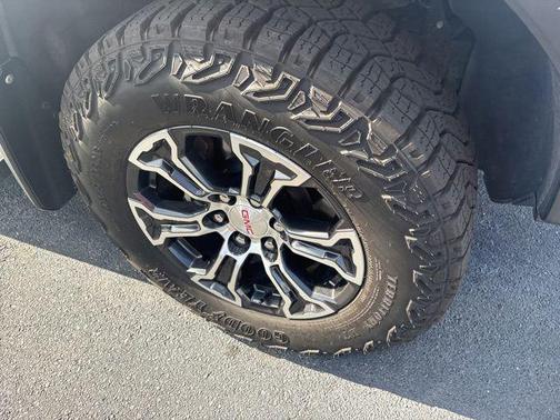 Summit White 2024 GMC Canyon AT4