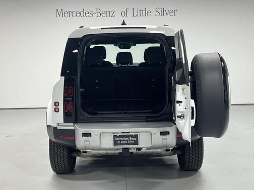 2025 Land Rover Defender 110 P300