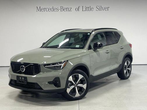 Sage Green Metallic 2025 Volvo XC40 B5 Plus Dark Theme