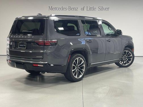 Baltic Gray Metallic Clearcoat 2023 Jeep Wagoneer Series III 4x4