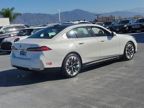 Mineral White Metallic 2024 BMW i5 eDrive40