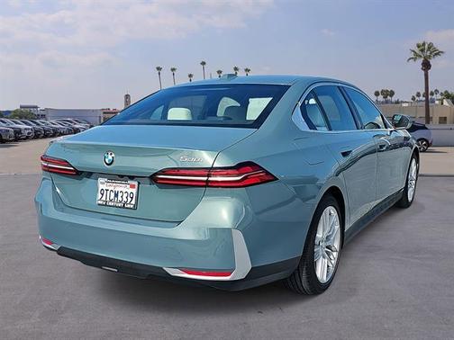 Mineral White Metallic 2025 BMW 530 i