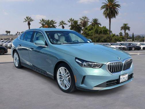 Mineral White Metallic 2025 BMW 530 i