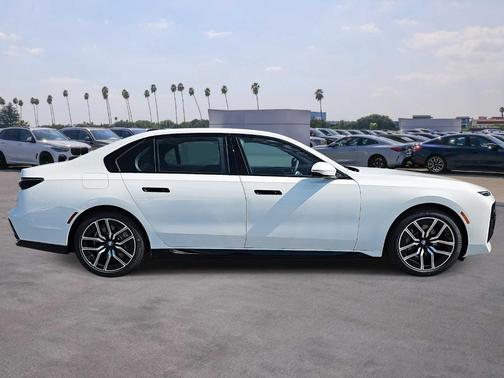 2026 BMW 750e xDrive
