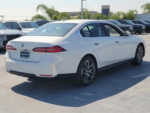 Alpine White 2026 BMW 530 i