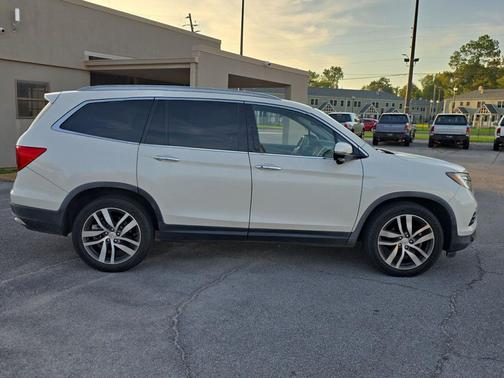 White Diamond Pearl 2017 Honda Pilot Touring