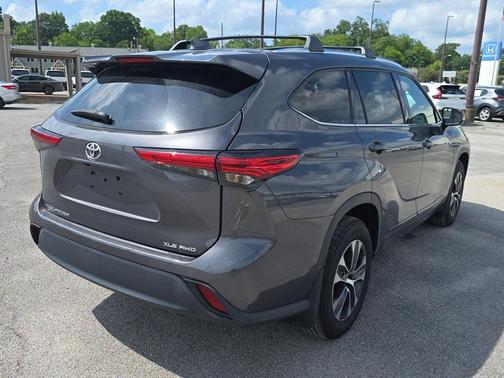Magnetic Gray Metallic 2021 Toyota Highlander XLE