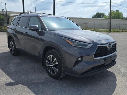 Magnetic Gray Metallic 2021 Toyota Highlander XLE