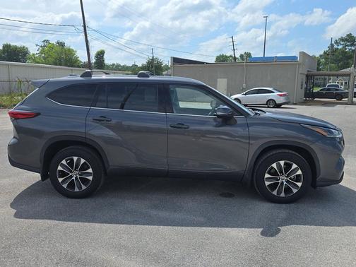 Magnetic Gray Metallic 2021 Toyota Highlander XLE