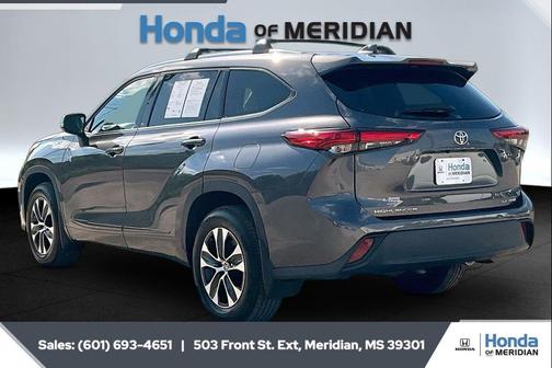Magnetic Gray Metallic 2021 Toyota Highlander XLE