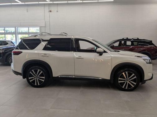 2024 Nissan Pathfinder Platinum FWD