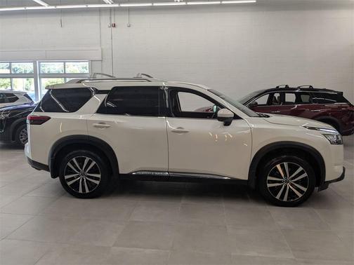 2024 Nissan Pathfinder Platinum FWD