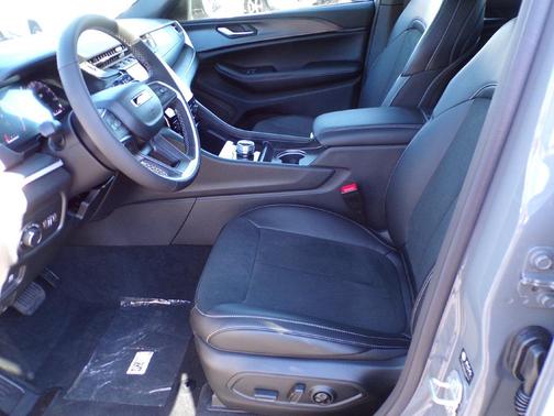 Sting-Gray Clearcoat 2027 Jeep Grand Cherokee Laredo
