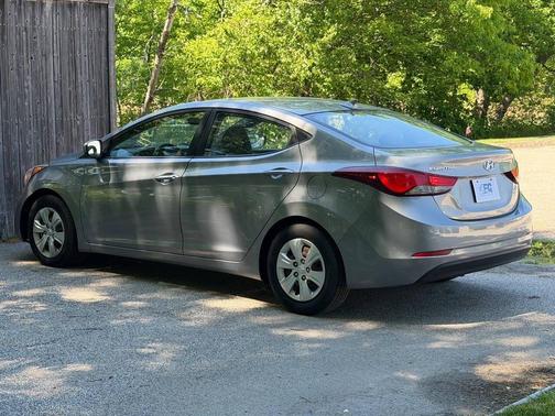 Titanium Gray Metallic 2016 Hyundai ELANTRA SE