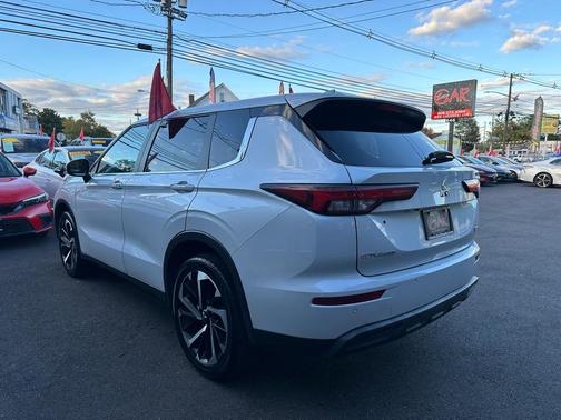 2023 Mitsubishi Outlander SE