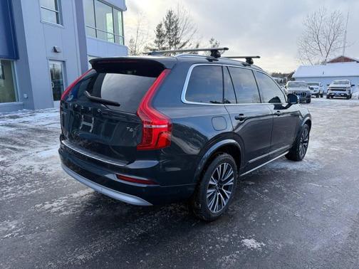 2022 Volvo XC90 T6 Momentum