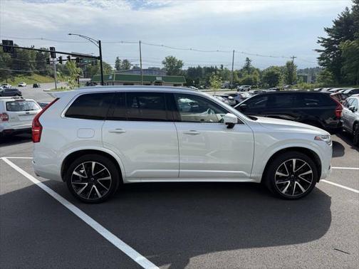 2021 Volvo XC90 T6 Momentum