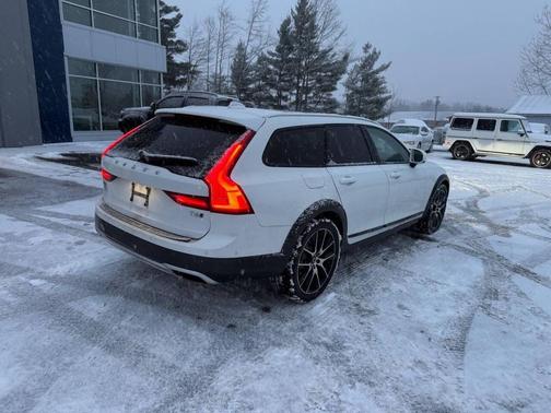 2020 Volvo V90 Cross Country T6