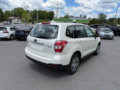 Crystal White Pearl 2016 Subaru Forester 2.5i