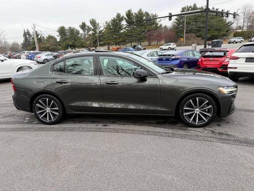 2022 Volvo S60 T5 Momentum