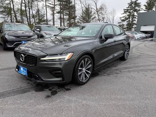 2022 Volvo S60 T5 Momentum