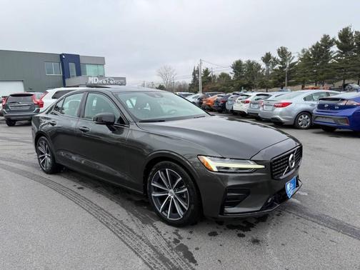 2022 Volvo S60 T5 Momentum